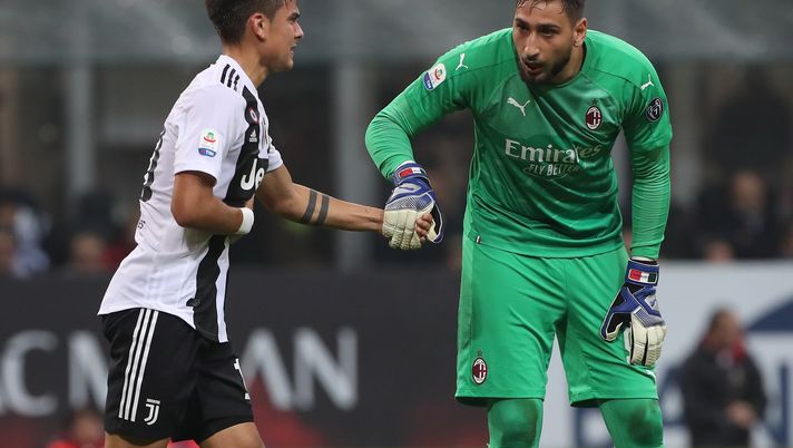 MILAN, ITALY - NOVEMBER 11:  Gianluigi Donnarumma (R) of AC Milan shakes hands with Paulo Dybala (L) of Juventus FC during the Serie A match between AC Milan and Juventus at Stadio Giuseppe Meazza on November 11, 2018 in Milan, Italy.  (Photo by Marco Luzzani/Getty Images) 