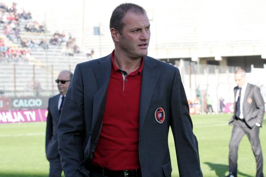 CAGLIARI, ITALY - NOVEMBER 14: Pierpaolo Bisoli, coach of Cagliari during the Serie A match between Cagliari and Genoa at Stadio Sant'Elia on November 14, 2010 in Cagliari, Italy. (Photo by Enrico Locci/Getty Images) CAGLIARI, ITALY - NOVEMBER 14: Pierpaolo Bisoli, coach of Cagliari during the Serie A match between Cagliari and Genoa at Stadio Sant'Elia on November 14, 2010 in Cagliari, Italy. (Photo by Enrico Locci/Getty Images)