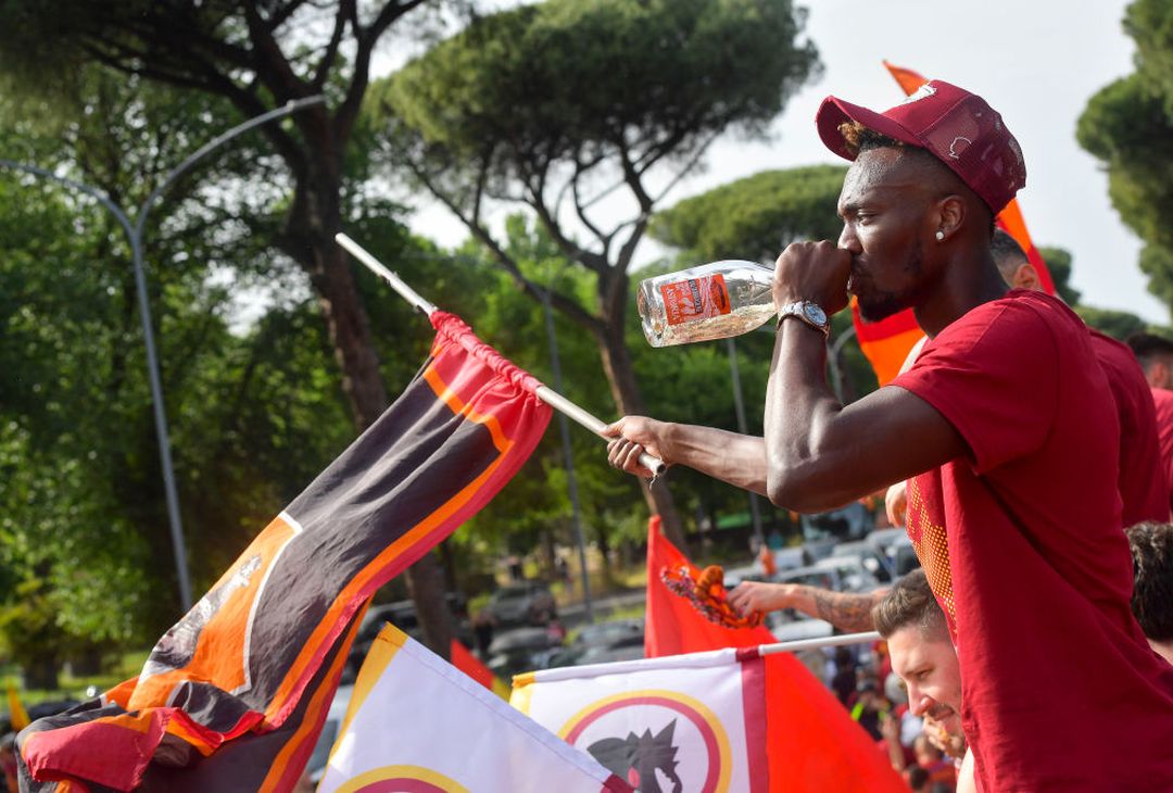 Roma, il popolo giallorosso in festa visto dal pullman della squadra – FOTO GALLERY - immagine 56