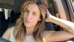 Elisabetta Canalis si annoia in auto: “Le foto mentre aspetti in macchina sono le migliori”