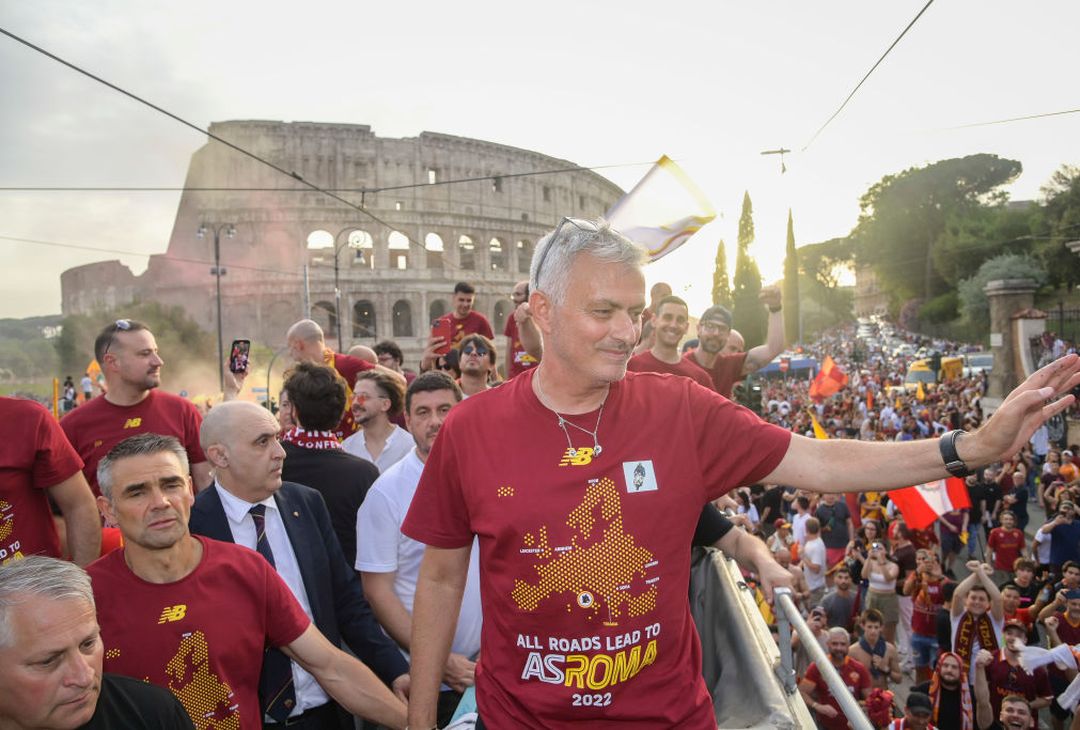 Roma, il popolo giallorosso in festa visto dal pullman della squadra – FOTO GALLERY - immagine 11