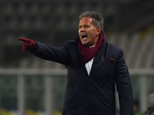  TURIN, ITALY - NOVEMBER 29: Torino FC head coach Sinisa Mihajlovic shouts to his players during the TIM Cup match between Torino FC and Carpi FC on November 29, 2017 in Turin, Italy. (Photo by Valerio Pennicino/Getty Images) 