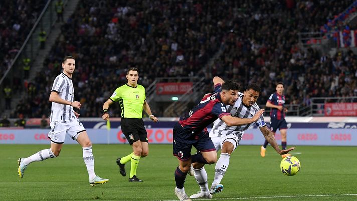 BOLOGNA, ITALY - APRIL 30: Riccardo Orsolini of Bologna FC is fouled by Danilo of Juventus leading a penalty being awarded during the Serie A match between Bologna FC and Juventus at Stadio Renato Dall'Ara on April 30, 2023 in Bologna, Italy. (Photo by Alessandro Sabattini/Getty Images) Serie A, è 1-1 tra Bologna e Juventus: ad Orsolini risponde Milik - immagine 1