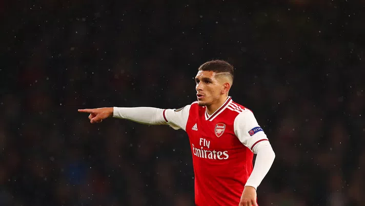 LONDON, ENGLAND - OCTOBER 03:  Lucas Torreira of Arsenal signals to his team-mates during the UEFA Europa League group F match between Arsenal FC and Standard Liege at Emirates Stadium on October 03, 2019 in London, United Kingdom. (Photo by Dan Istitene/Getty Images)