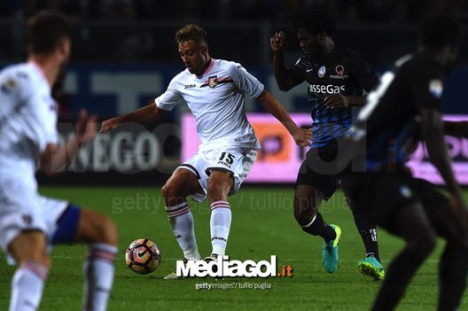 BERGAMO, ITALY - SEPTEMBER 21:  Thiago Cionek (L) of Palermo and Franck Kessie of Atalanta compete for the ball during the Serie A match between Atalanta BC and US Citta di Palermo at Stadio Atleti Azzurri d'Italia on September 21, 2016 in Bergamo, Italy.  (Photo by Tullio M. Puglia/Getty Images) 
