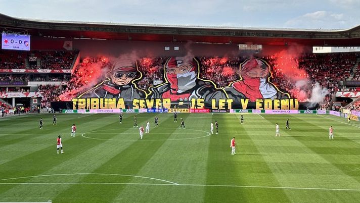 Praga, derby di coppa: la curva dello Slavia chiede aiuto a tutto il resto dello stadio… - immagine 1