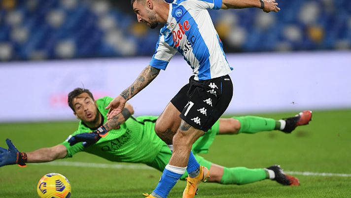 NAPLES, ITALY - NOVEMBER 29: Matteo Politano of S.S.C. Napoli scores their team's fourth goal past Antonio Mirante of Roma during the Serie A match between SSC Napoli and AS Roma at Stadio San Paolo on November 29, 2020 in Naples, Italy. Sporting stadiums around Italy remain under strict restrictions due to the Coronavirus Pandemic as Government social distancing laws prohibit fans inside venues resulting in games being played behind closed doors. (Photo by Francesco Pecoraro/Getty Images) NAPLES, ITALY - NOVEMBER 29: Matteo Politano of S.S.C. Napoli scores their team's fourth goal past Antonio Mirante of Roma during the Serie A match between SSC Napoli and AS Roma at Stadio San Paolo on November 29, 2020 in Naples, Italy. Sporting stadiums around Italy remain under strict restrictions due to the Coronavirus Pandemic as Government social distancing laws prohibit fans inside venues resulting in games being played behind closed doors. (Photo by Francesco Pecoraro/Getty Images)