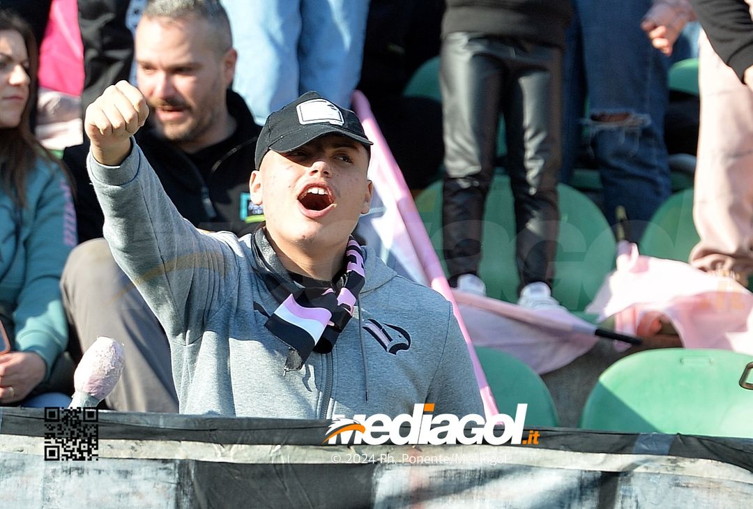 FOTOTIFO Palermo-Como 3-0, gli scatti ai tifosi al “Renzo Barbera” (GALLERY) - immagine 61