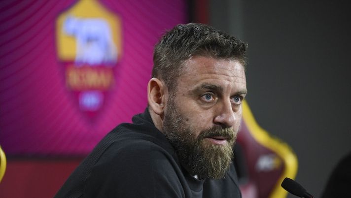 ROME, ITALY - JANUARY 28: AS Roma coach Daniele De Rossi during Press Conference at Centro Sportivo Fulvio Bernardini on January 28, 2024 in Rome, Italy. (Photo by Luciano Rossi/AS Roma via Getty Images) De Rossi: “Come sta Smalling, ora lo valuto! De Zerbi è un genio, su turnover, Lukaku e Abraham…” - immagine 1