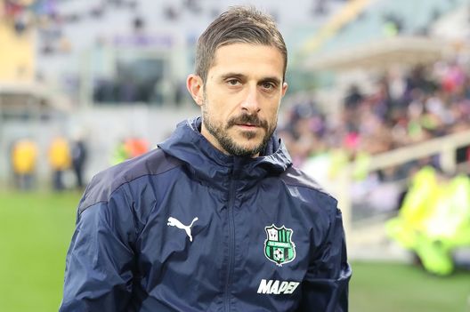 FLORENCE, ITALY - JANUARY 07: Alessio Dionisi manger of US Sassuolo looks on during the Serie A match between ACF Fiorentina and US Sassuolo at Stadio Artemio Franchi on January 7, 2023 in Florence, Italy. (Photo by Gabriele Maltinti/Getty Images) Sassuolo, Dionisi: “Fiorentina e Lazio si sono prese gli episodi contro di noi”- immagine 2