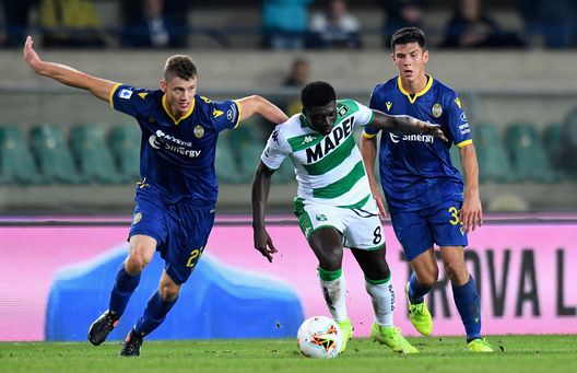 VERONA, ITALY - OCTOBER 25: Koray Gunter of Hellas Verona competes for the ball with Alfred Duncan of US Sassuolo during the Serie A match between Hellas Verona and US Sassuolo at Stadio Marcantonio Bentegodi on October 25, 2019 in Verona, Italy. (Photo by Alessandro Sabattini/Getty Images) VERONA, ITALY - OCTOBER 25: Koray Gunter of Hellas Verona competes for the ball with Alfred Duncan of US Sassuolo during the Serie A match between Hellas Verona and US Sassuolo at Stadio Marcantonio Bentegodi on October 25, 2019 in Verona, Italy. (Photo by Alessandro Sabattini/Getty Images)