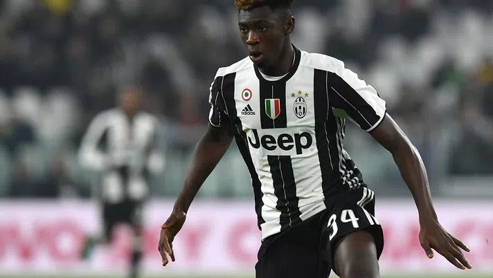 TURIN, ITALY - NOVEMBER 19:  Moise Kean of Juventus FC looks on during the Serie A match between Juventus FC and Pescara Calcio at Juventus Stadium on November 19, 2016 in Turin, Italy.  (Photo by Valerio Pennicino/Getty Images)
