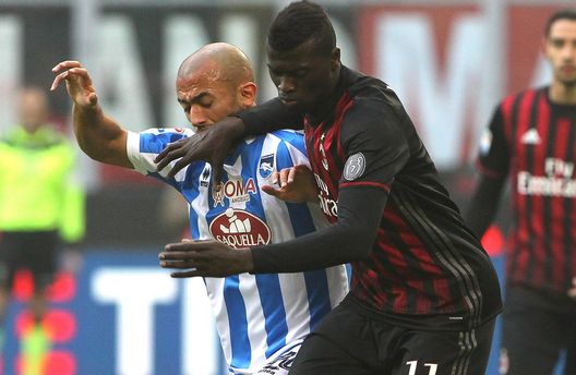  Ahmed Benali e M'baye Niang durante Milan-Pescara (credits: GETTY Images) 