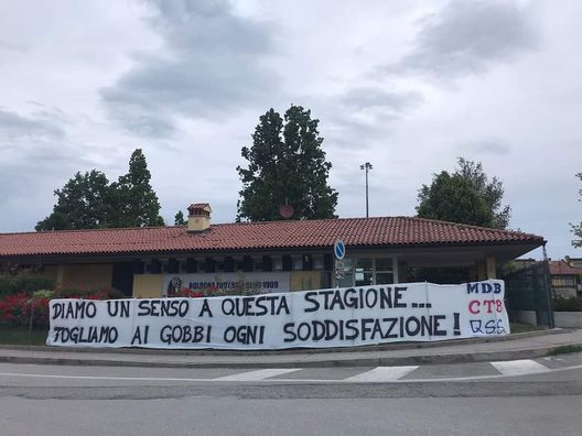 Con la Juve non si scherza: striscione a Casteldebole Con la Juve non si scherza: striscione a Casteldebole
