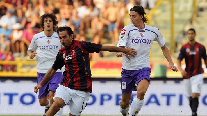 BOLOGNA, ITALY - AUGUST 22: Luca Vigiani of Bologna (L) in action against Riccardo Montolivo of Fiorentina during the Serie A match between Bologna and Fiorentina at the Renato Dall'Ara Stadium on August 22, 2009 in Bologna, Italy. (Photo by Roberto Serra/Getty Images) Montolivo: “Un onore per me conoscerti, hai combattuto con determinazione” - immagine 1
