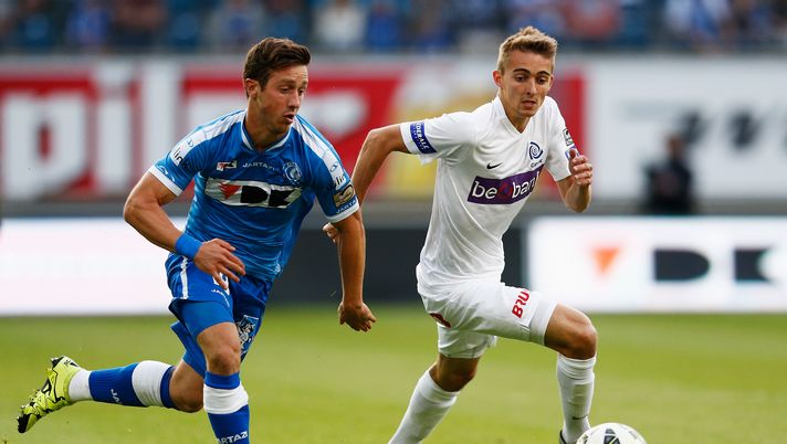 Timothy Castagne (a destra) con la maglia del Genk 
