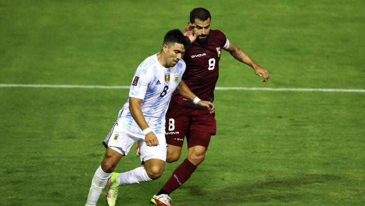 CARACAS, VENEZUELA - SEPTEMBER 02: Marcos Acuña of Argentina fights for the ball with Tomás Rincón of Venezuela during a match between Venezuela and Argentina as part of South American Qualifiers for Qatar 2022 at Estadio Olimpico on September 02, 2021 in Caracas, Venezuela. (Photo by Miguel Gutiérrez-Pool/Getty Images) CARACAS, VENEZUELA - SEPTEMBER 02: Marcos Acuña of Argentina fights for the ball with Tomás Rincón of Venezuela during a match between Venezuela and Argentina as part of South American Qualifiers for Qatar 2022 at Estadio Olimpico on September 02, 2021 in Caracas, Venezuela. (Photo by Miguel Gutiérrez-Pool/Getty Images)