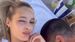 Pellè, sexy relax in costume accanto alla sua Viky Varga: “Buona domenica a tutti”
