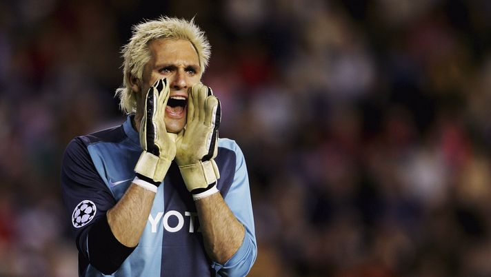 VALENCIA, SPAIN - MARCH 06:  Santiago Canizares of Valencia shouts orders during the UEFA Champions League last of sixteen, second leg match between Valencia and Inter Milan on March 6, 2007 at the Mestalla Stadium in Valencia, Spain.  (Photo by Jamie McDonald/Getty Images) 