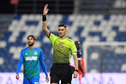 REGGIO NELL'EMILIA, ITALY - NOVEMBER 06: Referee Eugenio Abbattista gestures during the Serie A match between US Sassuolo and Udinese Calcio at Mapei Stadium - Città del Tricolore on November 06, 2020 in Reggio nell'Emilia, Italy. (Photo by Alessandro Sabattini/Getty Images) REGGIO NELL'EMILIA, ITALY - NOVEMBER 06: Referee Eugenio Abbattista gestures during the Serie A match between US Sassuolo and Udinese Calcio at Mapei Stadium - Città del Tricolore on November 06, 2020 in Reggio nell'Emilia, Italy. (Photo by Alessandro Sabattini/Getty Images)