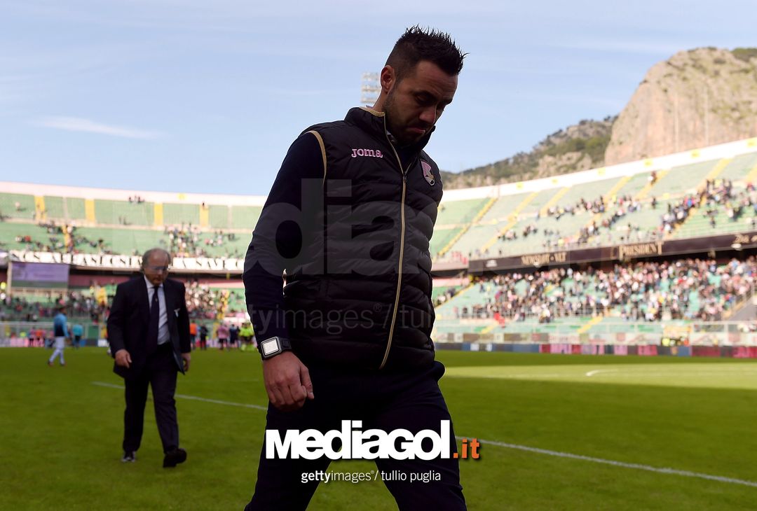  PALERMO, ITALY - NOVEMBER 27:  Head coach Roberto De Zerbi of Palermo leaves the pitch after losing the Serie A match betweenUS Citta di Palermo and SS Lazio at Stadio Renzo Barbera on November 27, 2016 in Palermo, Italy.  (Photo by Tullio M. Puglia/Getty Images) 