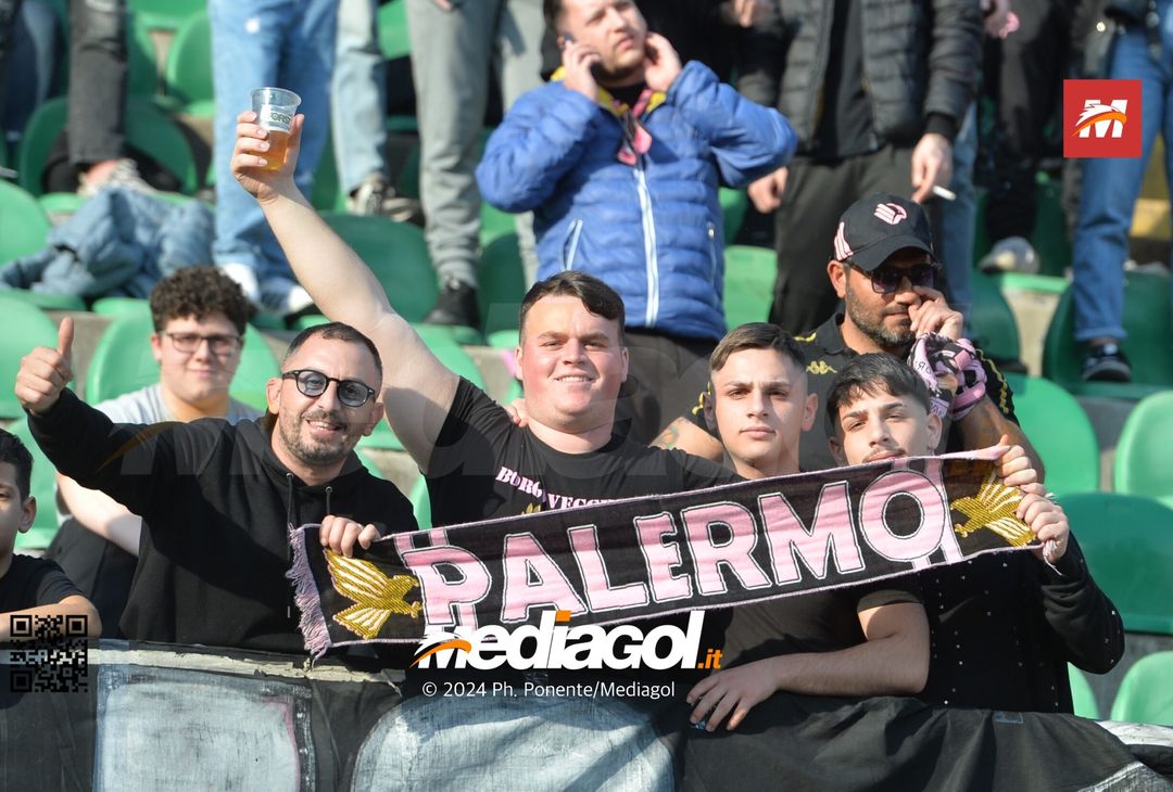 FOTOTIFO Palermo-Como 3-0, gli scatti ai tifosi al “Renzo Barbera” (GALLERY) - immagine 51