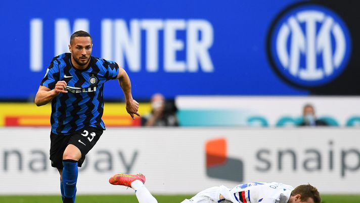 MILAN, ITALY - MAY 08: Danilo D'Ambrosio of FC Internazionale competes for the ball with Jakub Jankto of UC Sampdoria during the Serie A match between FC Internazionale and UC Sampdoria at Stadio Giuseppe Meazza on May 08, 2021 in Milan, Italy. Sporting stadiums around Italy remain under strict restrictions due to the Coronavirus Pandemic as Government social distancing laws prohibit fans inside venues resulting in games being played behind closed doors. (Photo by Claudio Villa - Inter/Inter via Getty Images) MILAN, ITALY - MAY 08: Danilo D'Ambrosio of FC Internazionale competes for the ball with Jakub Jankto of UC Sampdoria during the Serie A match between FC Internazionale and UC Sampdoria at Stadio Giuseppe Meazza on May 08, 2021 in Milan, Italy. Sporting stadiums around Italy remain under strict restrictions due to the Coronavirus Pandemic as Government social distancing laws prohibit fans inside venues resulting in games being played behind closed doors. (Photo by Claudio Villa - Inter/Inter via Getty Images)