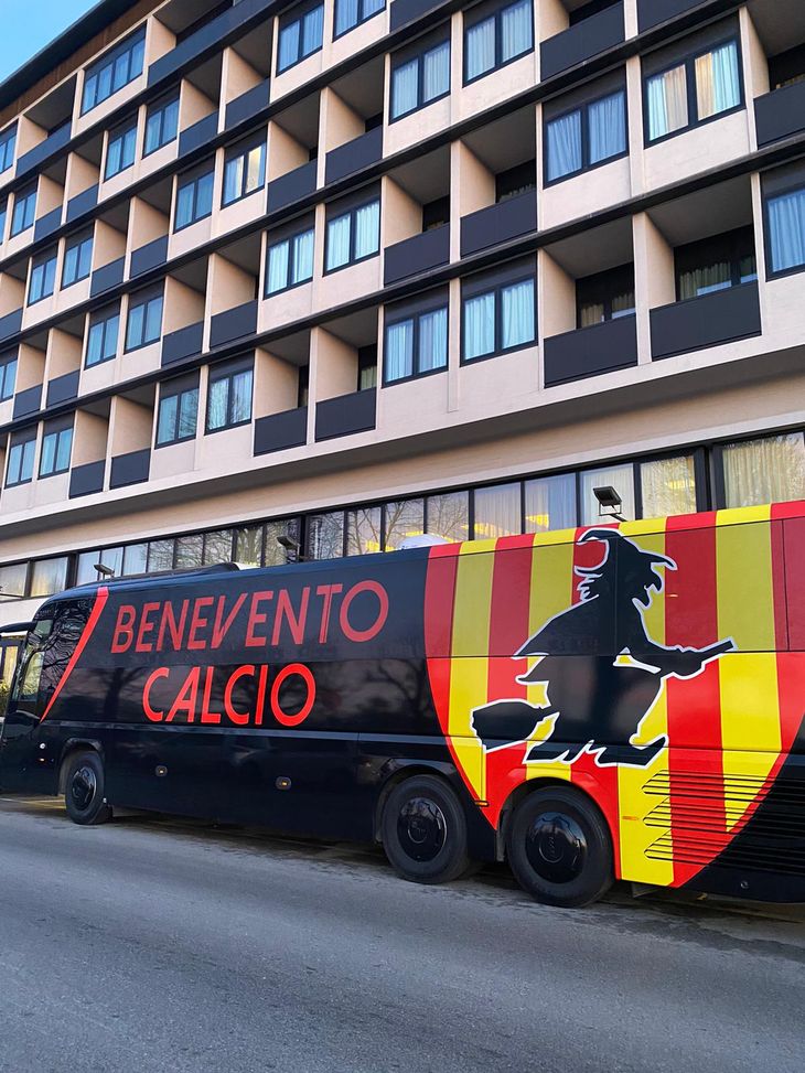 FOTO VN – Il Benevento ‘scalda i motori’, pronto a raggiungere il Franchi- immagine 2