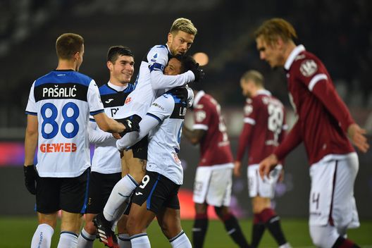 TURIN, ITALY - JANUARY 25:  Luis Muriel (R) of Atalanta BC celebrates a goal with team mates during the Serie A match between Torino FC and  Atalanta BC at Stadio Olimpico di Torino on January 25, 2020 in Turin, Italy.  (Photo by Valerio Pennicino/Getty Images) 