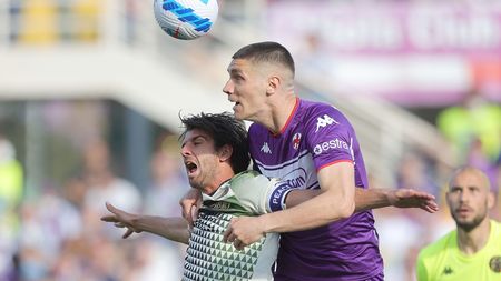 FLORENCE, ITALY - APRIL 16: Nikola Milenkovic of ACFC Fiorentina in actioin action against Pietro Ceccaroni of Venezia FC during the Serie A match between ACF Fiorentina and Venezia FC at Stadio Artemio Franchi on April 17, 2022 in Florence, Italy. (Photo by Gabriele Maltinti/Getty Images)