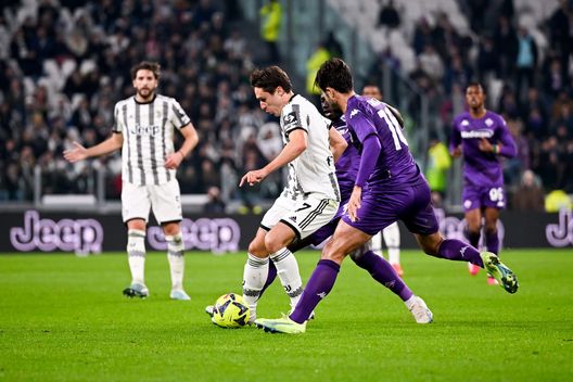 TURIN, ITALY - FEBRUARY 12: Federico Chiesa of Juventus fights for the ball with Luca Ranieri of ACF Fiorentina during the Serie A match between Juventus and ACF Fiorentina at Allianz Stadium on February 12, 2023 in Turin, Italy. (Photo by Daniele Badolato - Juventus FC/Juventus FC via Getty Images) Ranieri, il valore aggiunto: Terzic non c’è e Italiano punta su di lui- immagine 2