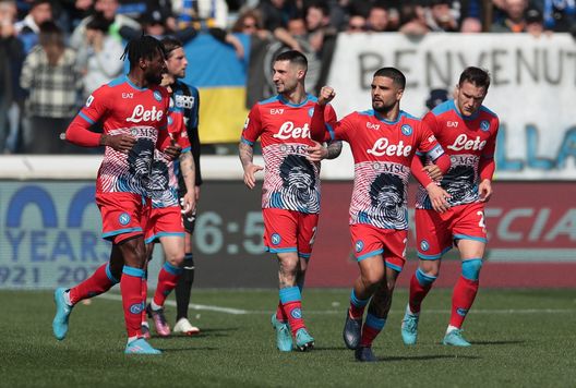 BERGAMO, ITALY - APRIL 03: Matteo Politano (C) of SSC Napoli celebrates his goal with his team-mates during the Serie A match between Atalanta BC and SSC Napoli at Gewiss Stadium on April 03, 2022 in Bergamo, Italy. (Photo by Emilio Andreoli/Getty Images) BERGAMO, ITALY - APRIL 03: Matteo Politano (C) of SSC Napoli celebrates his goal with his team-mates during the Serie A match between Atalanta BC and SSC Napoli at Gewiss Stadium on April 03, 2022 in Bergamo, Italy. (Photo by Emilio Andreoli/Getty Images)