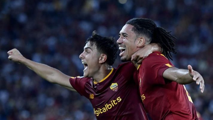 AS Roma's British defender Chris Smalling (R) celebrates with Argentinian forward Paulo Dybala after scoring a goal during the Italian Serie A football match between AS Roma and Cremonese at the Olympic Stadium in Rome on August 22, 2022. (Photo by Filippo MONTEFORTE / AFP) (Photo by FILIPPO MONTEFORTE/AFP via Getty Images) Roma, tutto sugli infortunati: da Dybala a Belotti, Wijnaldum, El Shaarawy e Smalling - immagine 1