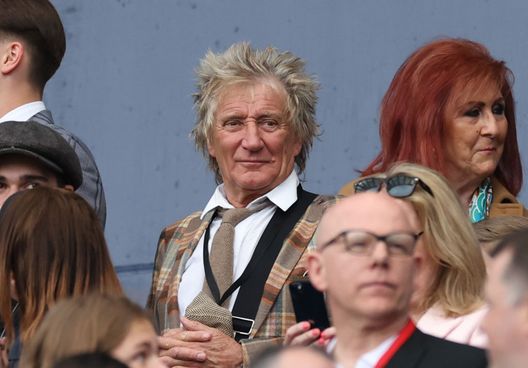 (Photo by Ian MacNicol/Getty Images) Birra al pub dopo il derby di Glasgow: al bancone serve Rod Stewart…- immagine 2