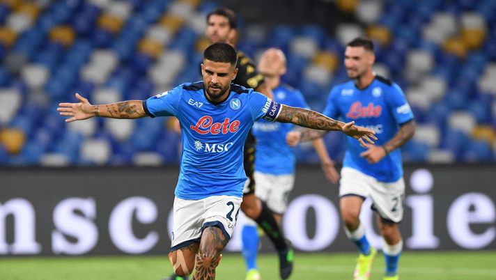 NAPLES, ITALY - AUGUST 22: Lorenzo Insigne of Napoli celebrates after scoring the first goal of Napoli during the Serie A match between SSC Napoli v Venezia FC at Stadio Diego Armando Maradona on August 22, 2021 in Naples, Italy. (Photo by SSC NAPOLI/SSC NAPOLI via Getty Images) Fantacalcio Napoli, Spalletti sorride: Osimhen, Ruiz e Insigne si allenano in gruppo e puntano al Verona - immagine 1