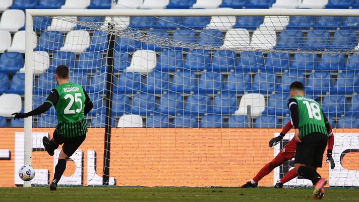 REGGIO NELL'EMILIA, ITALY - APRIL 17: Domenico Berardi of Sassuolo scores their team's second goal from the penalty spot during the Serie A match between US Sassuolo and ACF Fiorentina at Mapei Stadium - Citta del Tricolore on April 17, 2021 in Reggio nell'Emilia, Italy. Sporting stadiums around Italy remain under strict restrictions due to the Coronavirus Pandemic as Government social distancing laws prohibit fans inside venues resulting in games being played behind closed doors. (Photo by Alessandro Sabattini/Getty Images) REGGIO NELL'EMILIA, ITALY - APRIL 17: Domenico Berardi of Sassuolo scores their team's second goal from the penalty spot during the Serie A match between US Sassuolo and ACF Fiorentina at Mapei Stadium - Citta del Tricolore on April 17, 2021 in Reggio nell'Emilia, Italy. Sporting stadiums around Italy remain under strict restrictions due to the Coronavirus Pandemic as Government social distancing laws prohibit fans inside venues resulting in games being played behind closed doors. (Photo by Alessandro Sabattini/Getty Images)