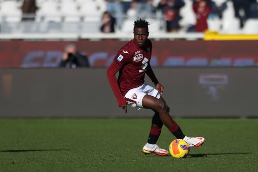 TURIN, ITALY - DECEMBER 12: Wilfried Singo of Torino FC during the Serie A match between Torino FC and Bologna FC at Stadio Olimpico di Torino on December 12, 2021 in Turin, Italy. (Photo by Jonathan Moscrop/Getty Images) Calciomercato Torino: Singo rientra nei piani ma con un’offerta “indecente”…- immagine 3
