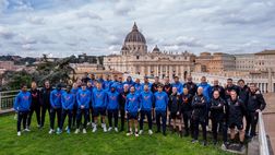 Roma, il Feyenoord scatta una foto davanti San Pietro: “Facciamo la storia”