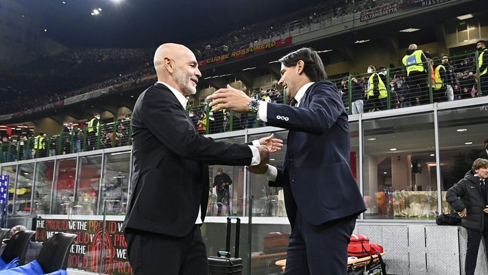MILAN, ITALY - NOVEMBER 07: Simone Inzaghi, Head Coach of FC Internazionale and Stefano Pioli, Head Coach of AC Milan, before the Serie A match between AC Milan and FC Internazionale at Stadio Giuseppe Meazza on November 07, 2021 in Milan, Italy. (Photo by Mattia Ozbot - Inter/Inter via Getty Images ) MILAN, ITALY - NOVEMBER 07: Simone Inzaghi, Head Coach of FC Internazionale and Stefano Pioli, Head Coach of AC Milan, before the Serie A match between AC Milan and FC Internazionale at Stadio Giuseppe Meazza on November 07, 2021 in Milan, Italy. (Photo by Mattia Ozbot - Inter/Inter via Getty Images )