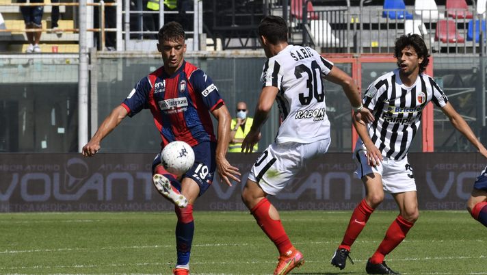 CROTONE, ITALY - OCTOBER 02: Simone Canestrelli of Crotone competes for the ball with Dario Saric of Ascoli during the Serie B match between Crotone and Ascoli at Stadio Comunale Ezio Scida on October 02, 2021 in Crotone, Italy. at Stadio Comunale Ezio Scida on October 02, 2021 in Crotone, Italy. (Photo by Getty Images/Getty Images) Calciomercato, il Torino può inserirsi su Saric: piace il mediano dell’Ascoli - immagine 1