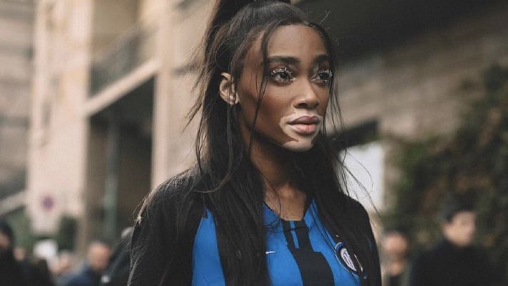 Milano Fashion Week colorata di Inter: Winnie Harlow sfila con la maglia nerazzurra mashup Milano Fashion Week colorata di Inter: Winnie Harlow sfila con la maglia nerazzurra mashup