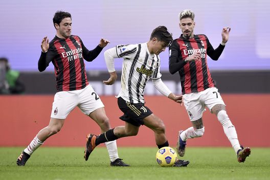 Calabria, adattato a centrocampo, constrasta Dybala Calabria, adattato a centrocampo, constrasta Dybala