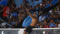 In campo con l’idrante: ecco la nuvola celeste della curva del Belgrano