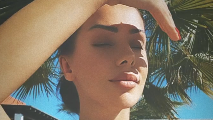 Erjona baciata dal sole. Bikini hot per l’ex lady Dzemaili: il décolleté è da paura Erjona baciata dal sole. Bikini hot per l’ex lady Dzemaili: il décolleté è da paura - immagine 1