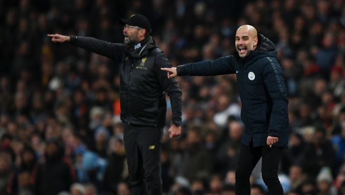 MANCHESTER, ENGLAND - JANUARY 03: Josep Guardiola, Manager of Manchester City and Jurgen Klopp, Manager of Liverpool give their team instructions during the Premier League match between Manchester City and Liverpool FC at the Etihad Stadium on January 3, 2019 in Manchester, United Kingdom. (Photo by Shaun Botterill/Getty Images) Premier League all’ultimo minuto: due coppe in due stadi ma il trofeo originale sarà all’Etihad - immagine 1