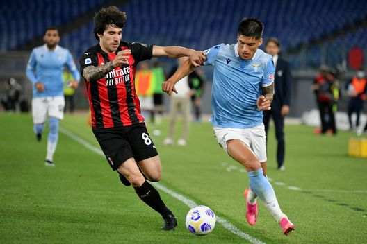  ROME, ITALY - APRIL 26: Joaquin Correa of SS Lazio compete for the ball with Sandro Tonali of AC Milan during the Serie A match between SS Lazio and AC Milan at Stadio Olimpico on April 26, 2021 in Rome, Italy. (Photo by Marco Rosi - SS Lazio/Getty Images) 