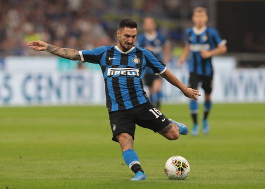  MILAN, ITALY - SEPTEMBER 14: Matteo Politano of FC Internazionale kicks the ball and misses a chance to score during the Serie A match between FC Internazionale and Udinese Calcio at Stadio Giuseppe Meazza on September 14, 2019 in Milan, Italy. (Photo by Emilio Andreoli/Getty Images) 