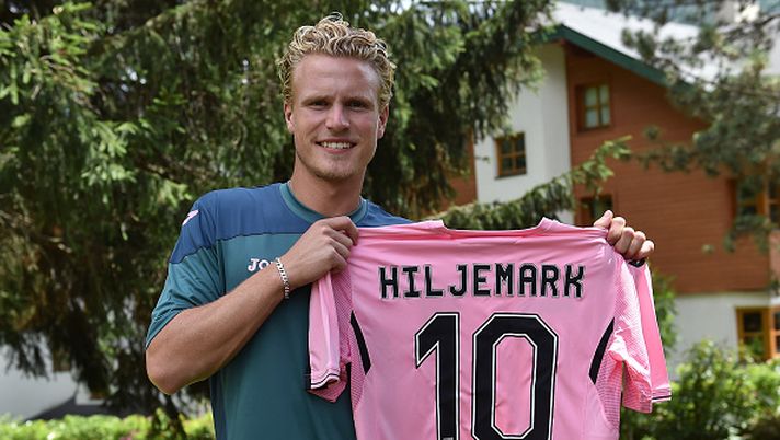 BAD KLEINKIRCHHEIM, AUSTRIA - JULY 14: Oscar Hiljemark poses during his presentation as new player of US Citta di Palermo after a Palermo training session on July 14, 2015 in Bad Kleinkirchheim, Austria. (Photo by Tullio M. Puglia/Getty Images) Rigoni lancia Hiljemark: “Mi ha stupito, ci giochiamo il posto” - immagine 1