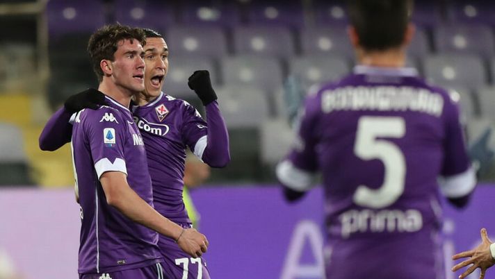 FLORENCE, ITALY - JANUARY 10: Dusan Vlahovic of ACF Fiorentina celebrates after scoring a goal during the Serie A match between ACF Fiorentina and Cagliari Calcio at Stadio Artemio Franchi on January 10, 2021 in Florence, Italy. (Photo by Gabriele Maltinti/Getty Images) I voti ufficiali al fantacalcio: le scelte per Zappa e Pavoletti! Joao flop, sempre Vlahovic - immagine 1