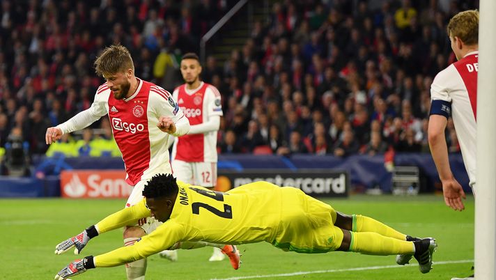 AMSTERDAM, NETHERLANDS - MAY 08: Andre Onana and Lasse Schone of Ajax lose control of the ball leading to Tottenham Hotspur's secodn goal by Lucas Moura during the UEFA Champions League Semi Final second leg match between Ajax and Tottenham Hotspur at the Johan Cruyff Arena on May 08, 2019 in Amsterdam, Netherlands. (Photo by Dan Mullan/Getty Images ) AMSTERDAM, NETHERLANDS - MAY 08: Andre Onana and Lasse Schone of Ajax lose control of the ball leading to Tottenham Hotspur's secodn goal by Lucas Moura during the UEFA Champions League Semi Final second leg match between Ajax and Tottenham Hotspur at the Johan Cruyff Arena on May 08, 2019 in Amsterdam, Netherlands. (Photo by Dan Mullan/Getty Images )